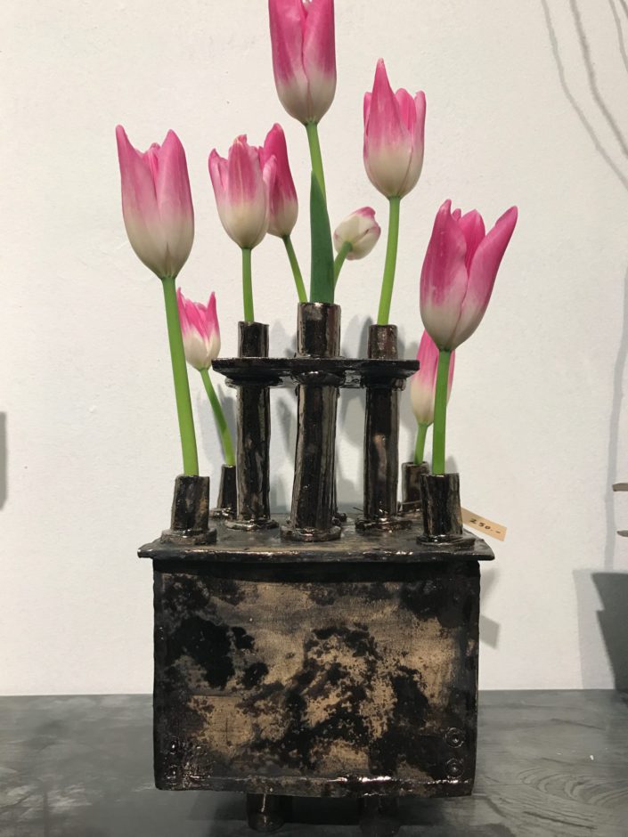 Tulpenvaas - Fijne chamotte met metaal effect glazuur - Kittie Markus