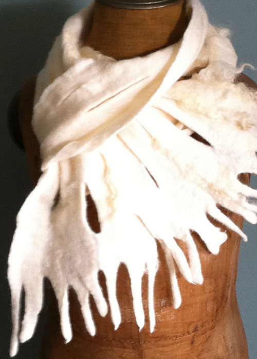 IJspegel sjaal, gevilt van de vacht van een merino schaap - Kittie Markus